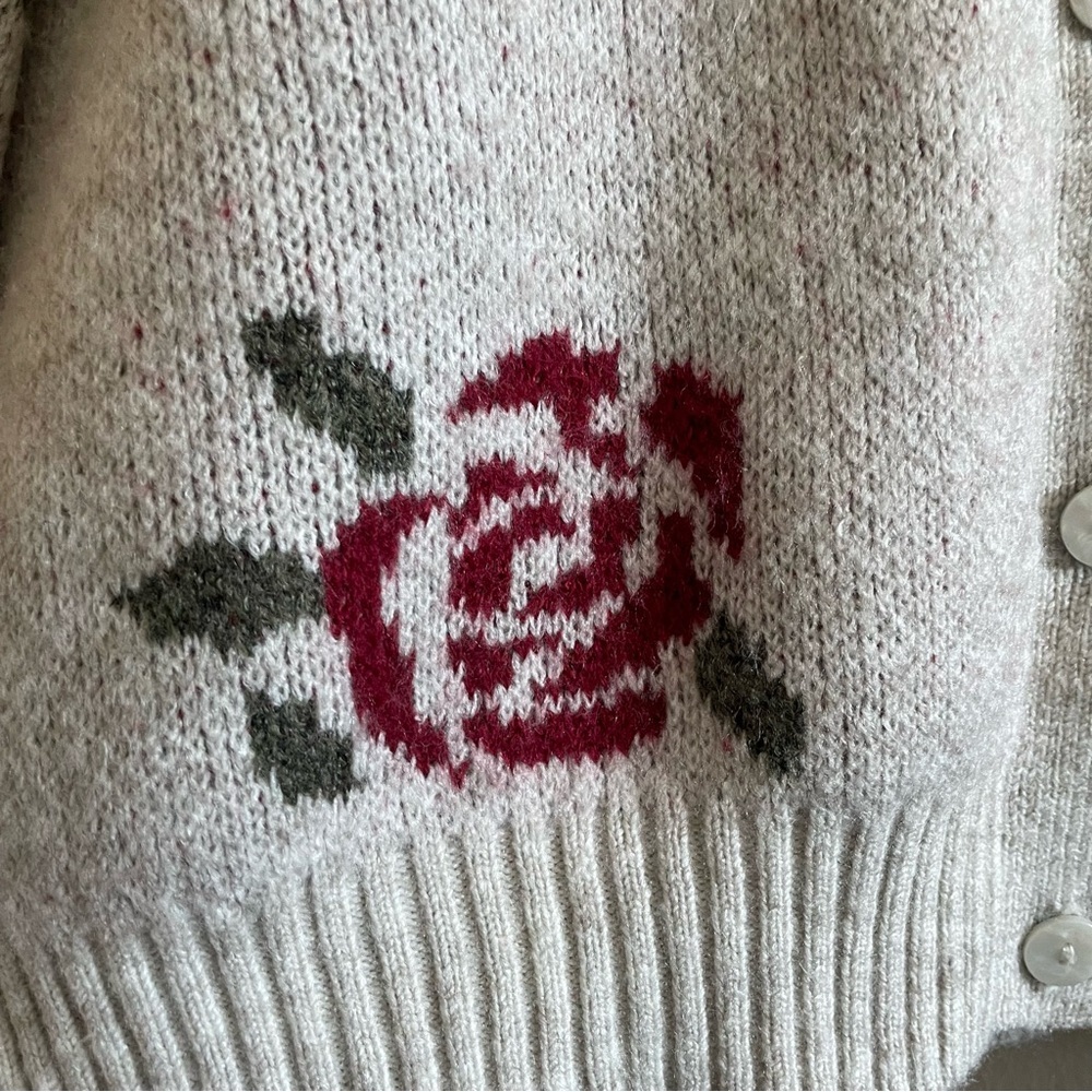 Cleo Oatmeal V Neck Rose Patterned Boxy Cardigan - Size Large Like New - Picture 9 of 16